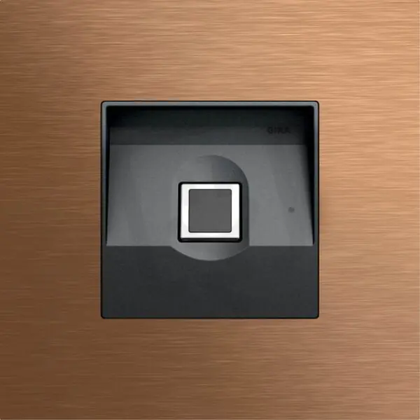 Zlevněný mod.otisků prstů Keyless In System 106 bronz GIRA 5551921